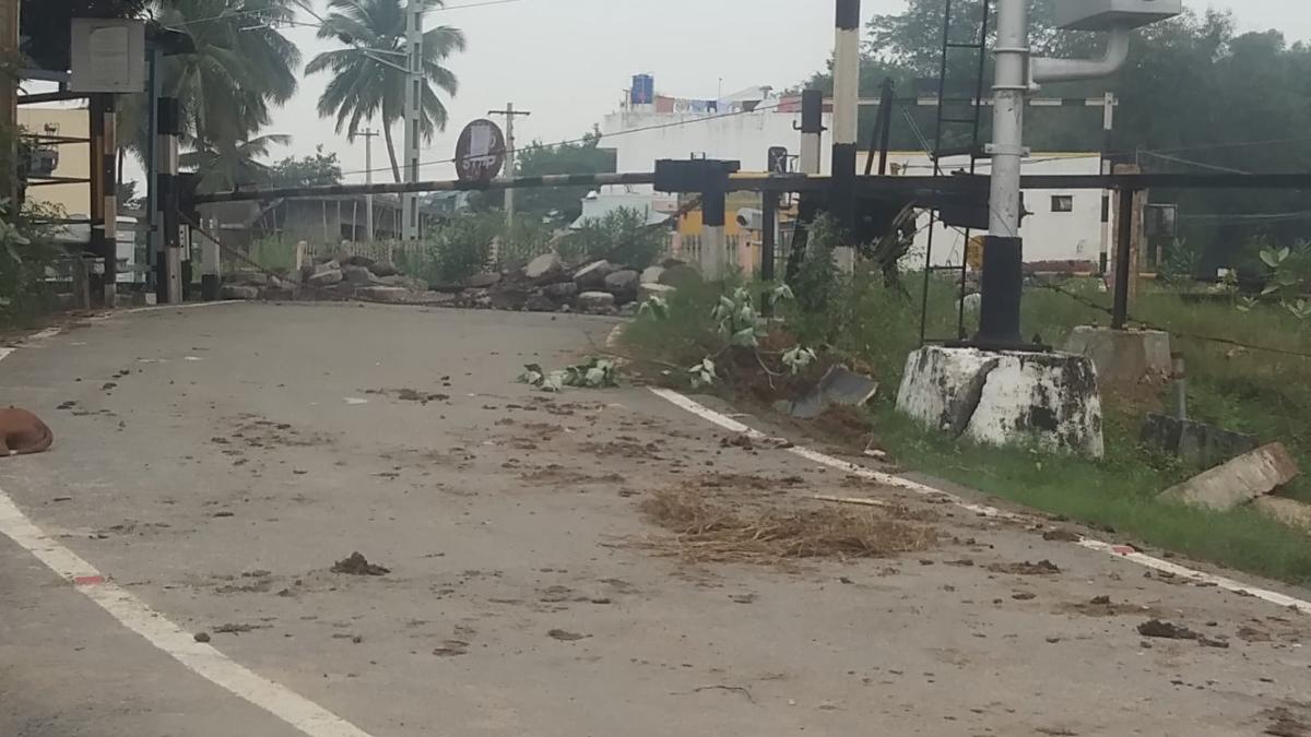 Residents seek bridge over level crossing near Gudiyatham