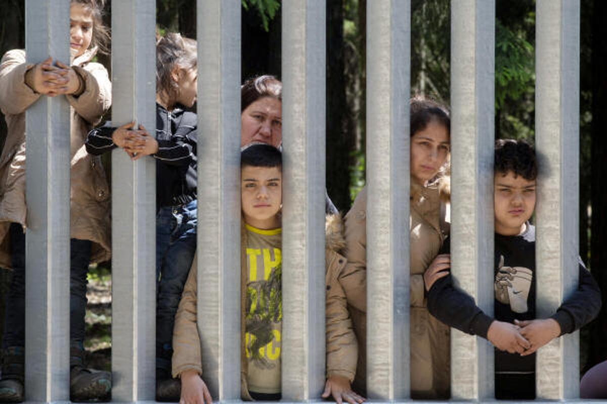 Migranci z dziećmi uwięzieni pod polskim murem granicznym;  Aktywiści twierdzą, że Białoruś nie pozwoli im wrócić