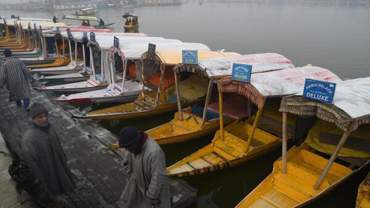 Intense cold wave grips Kashmir valley, water bodies freeze