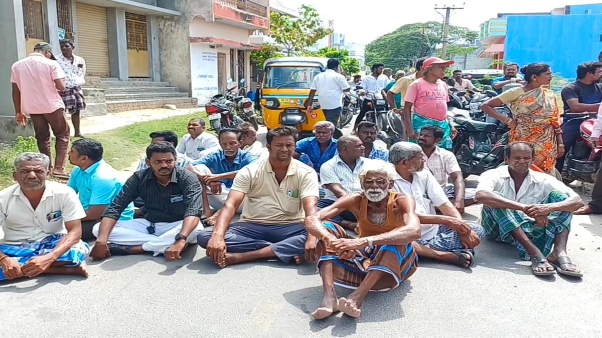 Residents block road in Sholinghur against discharge of sewage