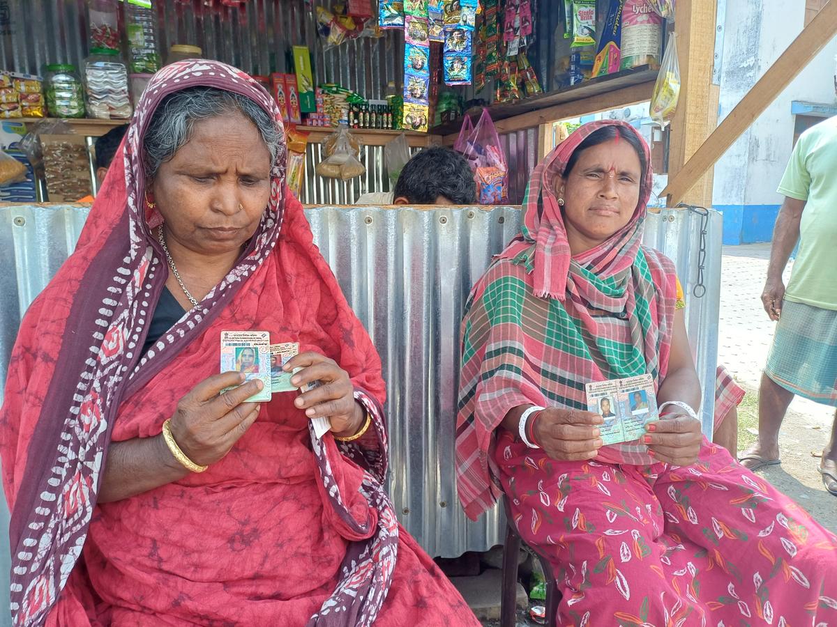 हमीदा बेगम और नमिता बर्मन को कूच बिहार के दिनहाटा में एन्क्लेव सेटलमेंट कैंप में ईसीआई द्वारा न्यायिक निर्णय के अधीन रखा गया है। 