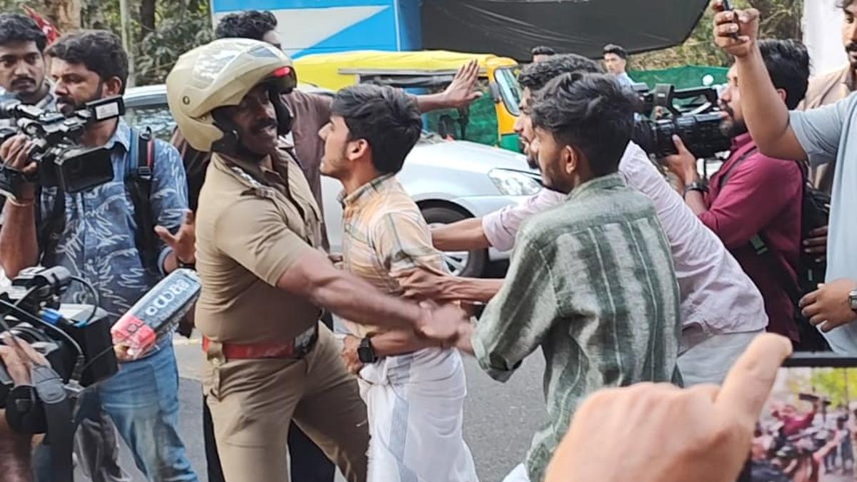 Protest in front of examination centre: Several student organisation activists arrested in Kozhikode