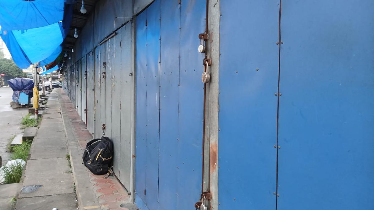 https://th-i.thgim.com/public/news/national/ad89x/article69790156.ece/alternates/LANDSCAPE_1200/bharat%20bandh%20kochi%20fashion%20street%20july%209.jpeg