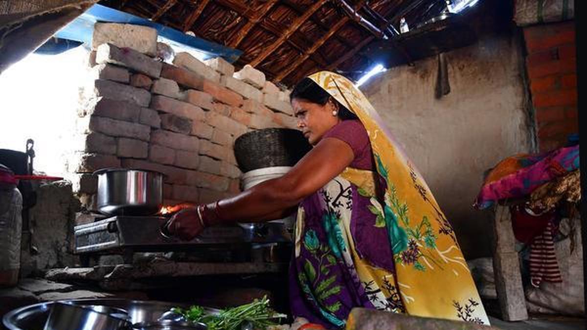 Data | 92% Indian women take part in unpaid domestic work; only 27% men do so