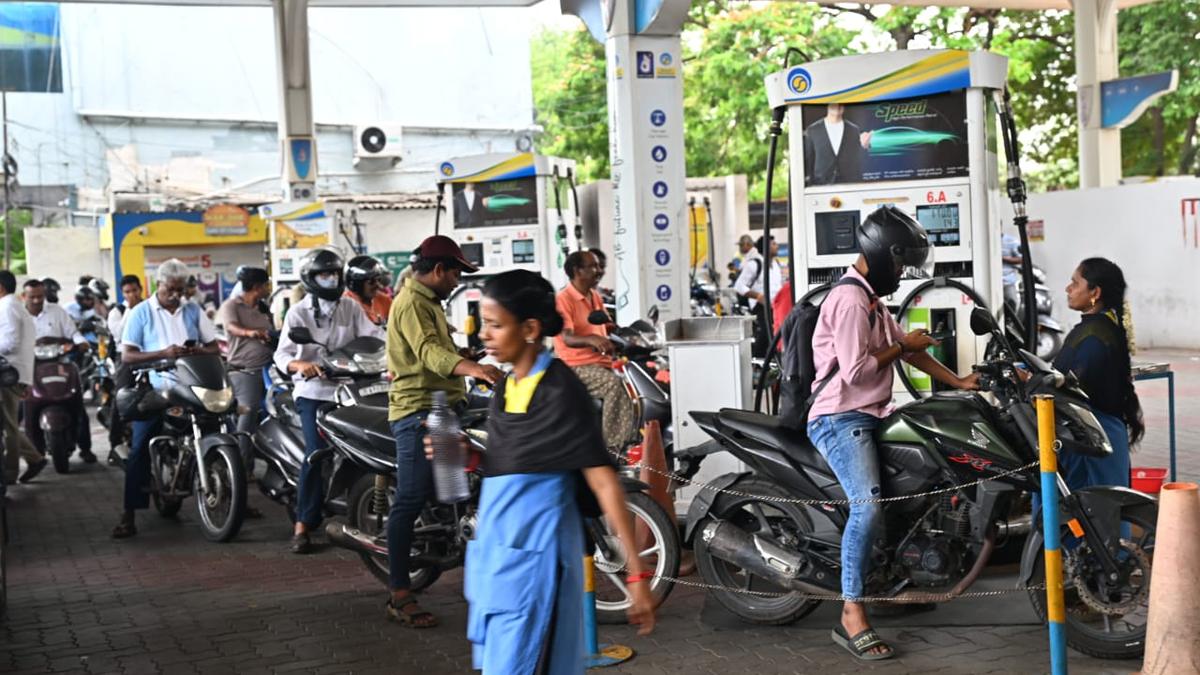 Andhra Pradesh fuel queues ease on Tuesday; dealers say oil firms’ ‘no-credit’ policy was trigger