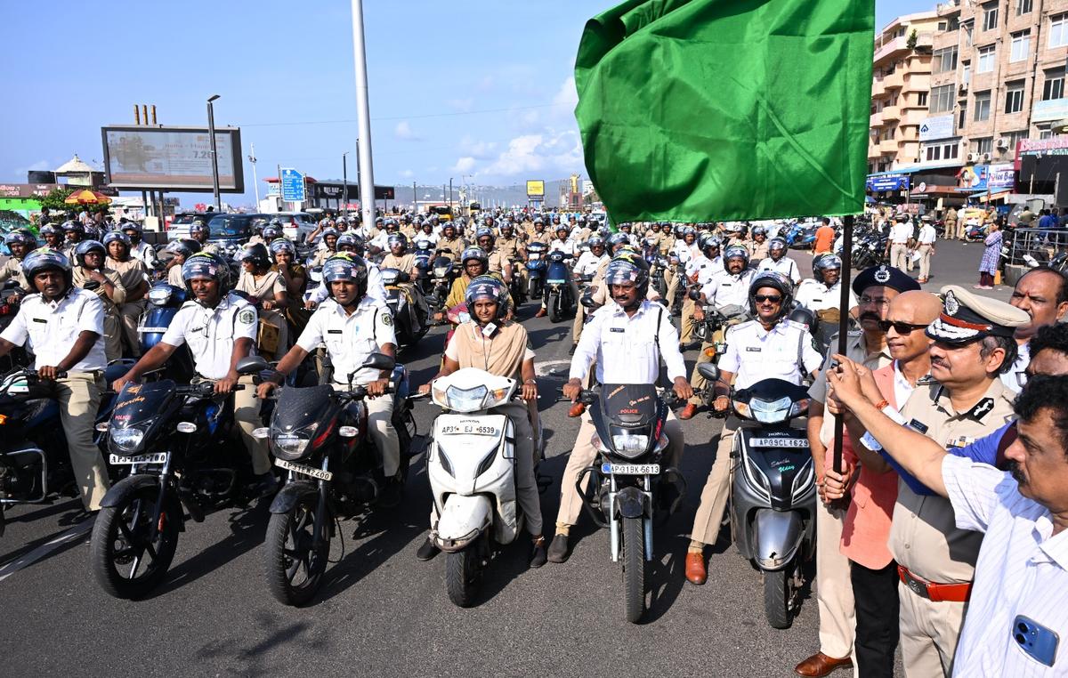 O comissário de polícia Shankabratha Bagchi sinaliza um comício de bicicleta como parte de um programa de conscientização sobre segurança no trânsito em Visakhapatnam no domingo.