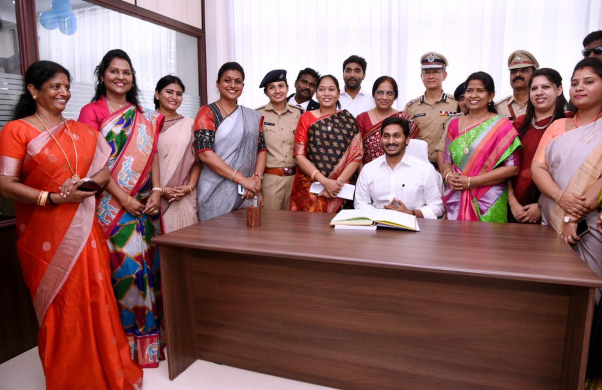 एपी सीएम जगन मोहन रेड्डी ने शनिवार, 8 फरवरी, 2020 को राज्य की फर्म दिशा पुलिस स्टेशन का उद्घाटन किया 