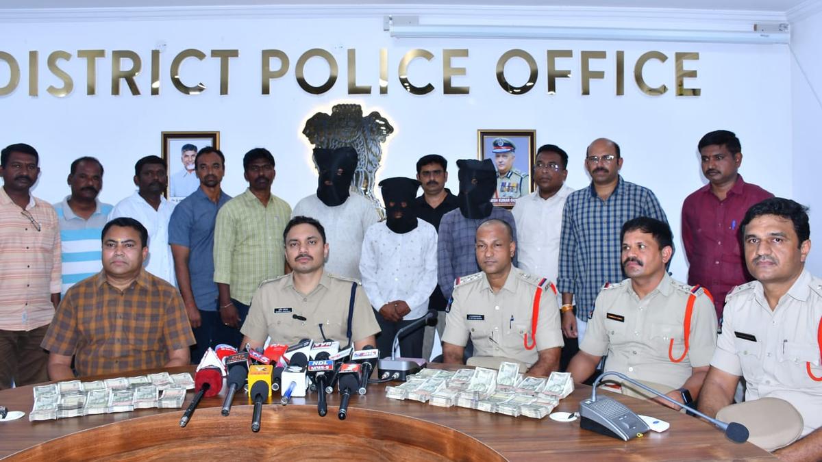 Three of inter-State theft gang held near Dhone; Nandyal ₹14 lakh and car seized