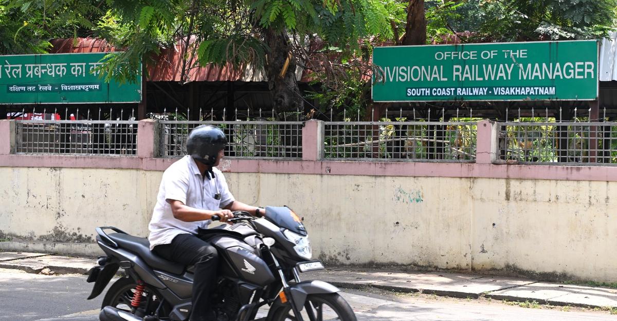 Domenica un automobilista passa davanti all'ufficio del direttore della divisione ferroviaria, divisione ferroviaria di Visakhapatnam, sotto la ferrovia della costa meridionale a Visakhapatnam. Domenica un automobilista passa davanti all'ufficio del direttore della divisione ferroviaria, divisione ferroviaria di Visakhapatnam, sotto la ferrovia della costa meridionale a Visakhapatnam.