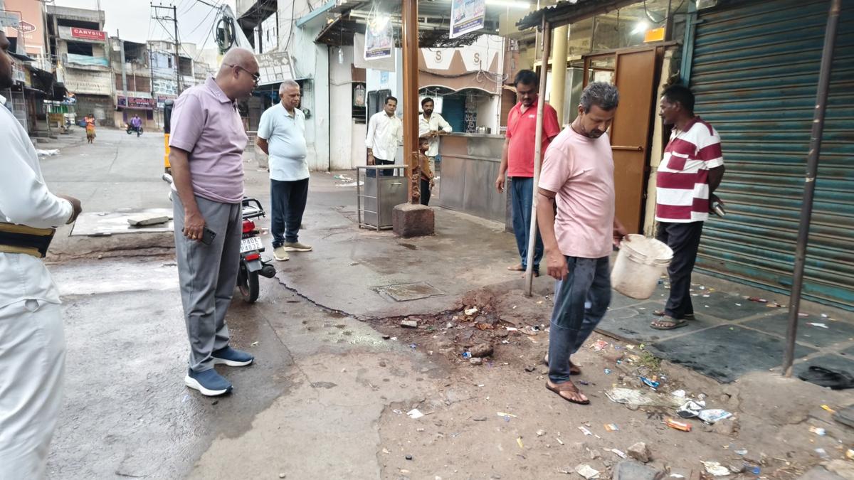 No dustbin, no business: Kurnool civic chief fines two shops on sanitation round