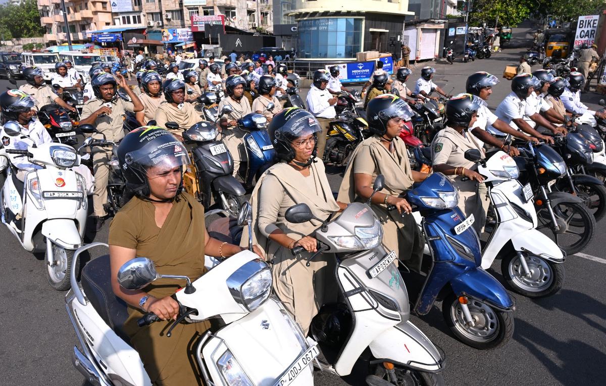 Mulheres policiais participam de uma manifestação de bicicleta sobre a importância do uso do capacete e do cumprimento das regras de trânsito em Visakhapatnam, no domingo.