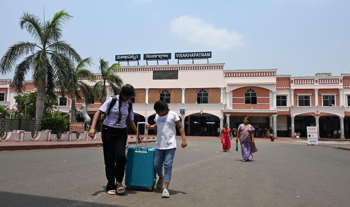Giovani viaggiatori alla stazione ferroviaria di Visakhapatnam domenica, il suo ultimo giorno nella zona ferroviaria della costa orientale. Giovani viaggiatori alla stazione ferroviaria di Visakhapatnam domenica, il suo ultimo giorno nella zona ferroviaria della costa orientale.