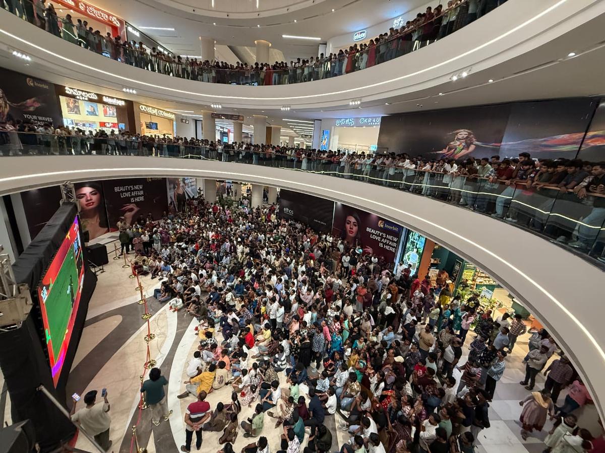 Fãs de críquete assistindo à final do IPL em uma tela grande no Inorbit Mall em Visakhapatnam no domingo. Fãs de críquete assistindo à final do IPL em uma tela grande no Inorbit Mall em Visakhapatnam no domingo.