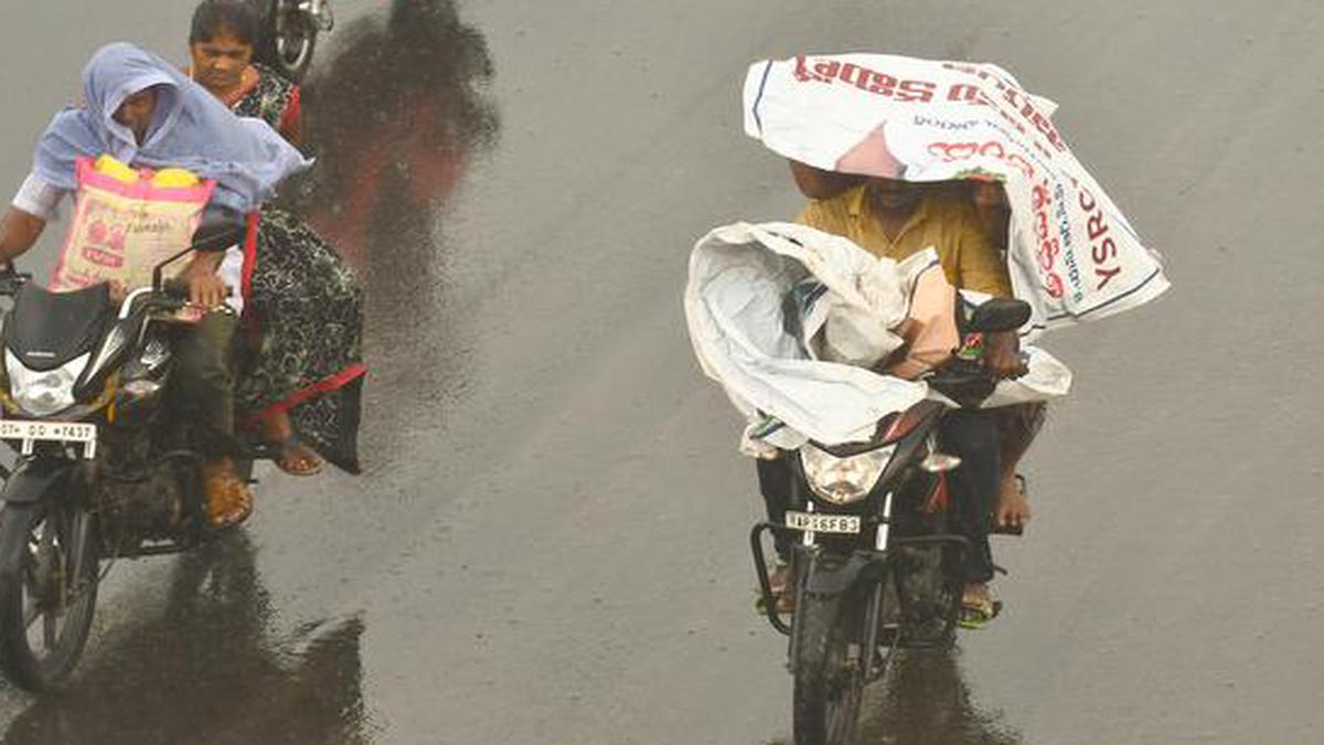 Vijayawada witnesses scattered rainfall - The Hindu