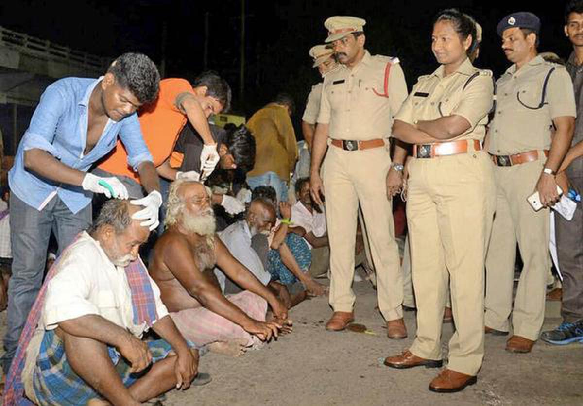 . police organise free haircuts for the penniless - The Hindu