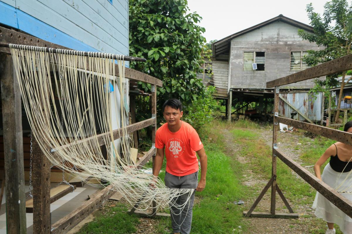 诗巫是少数世代从事手工面条生意的人们的居住地。