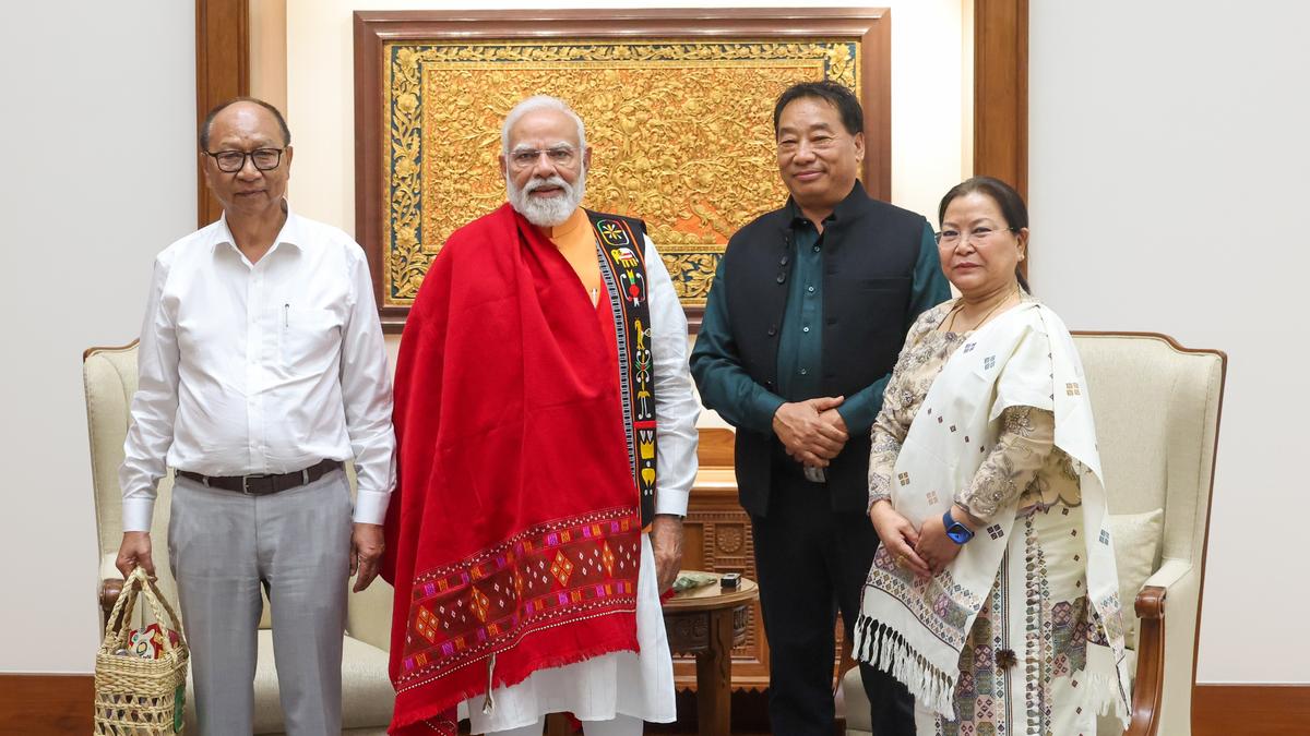 https://th-i.thgim.com/public/news/national/c9h48n/article70671390.ece/alternates/LANDSCAPE_1200/Modi%20with%20Manipur%20CM.jpg