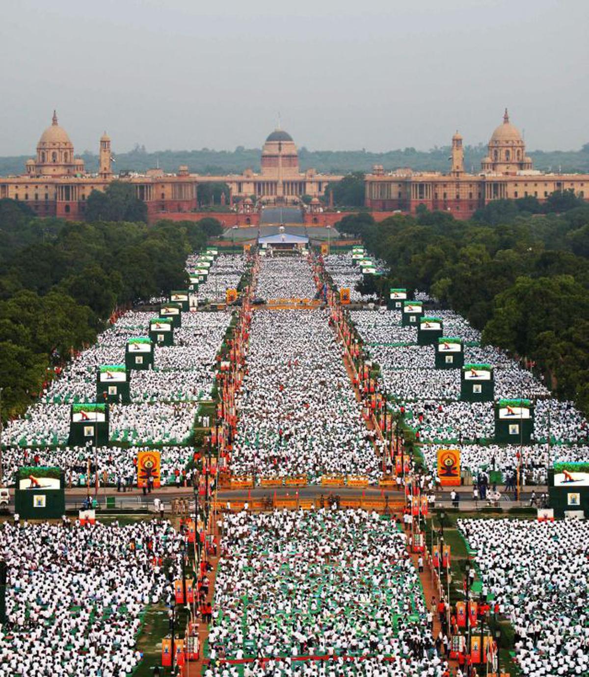 Milhares de participantes realizam o yoga durante a sessão de ioga do grupo em Rajpath no Dia Internacional do Yoga de 2015. Milhares de participantes realizam o yoga durante a sessão de ioga do grupo em Rajpath no Dia Internacional do Yoga de 2015.