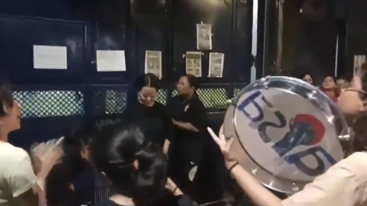 DU hostlers observe nightlong sit-in over lack of water, forced eviction