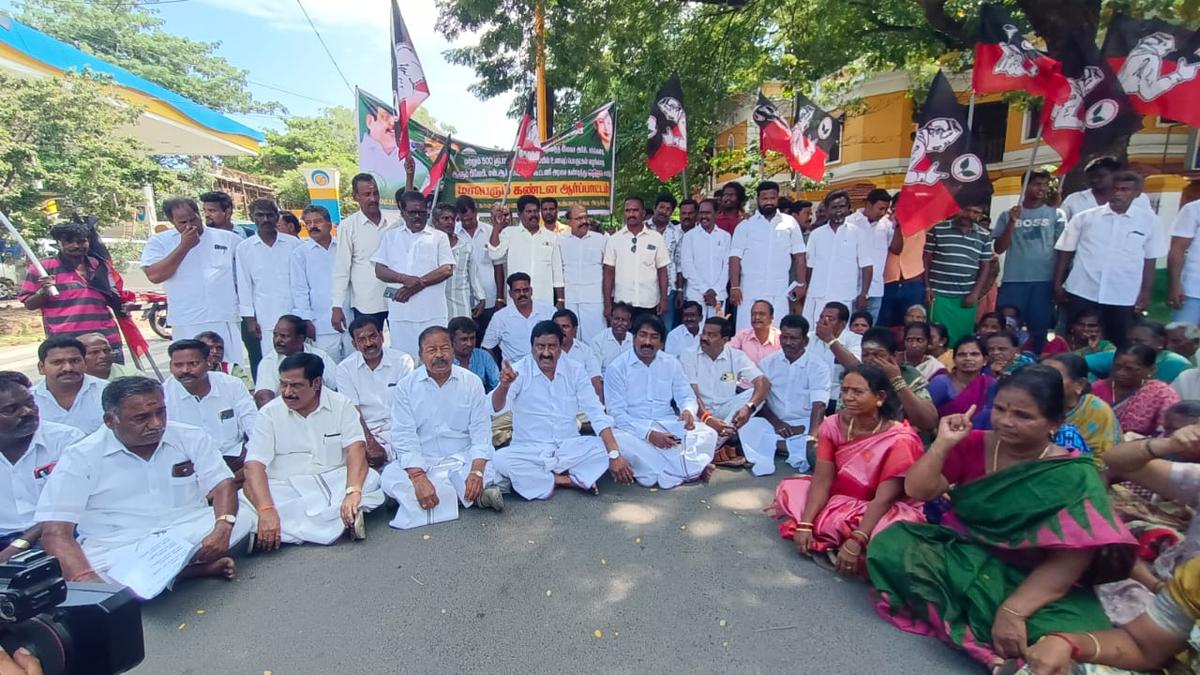 AIADMK protest against non-distribution of free rice, sugar