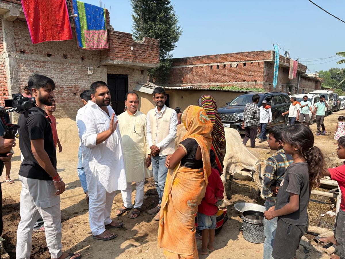 जनता दल (यूनाइटेड) के उम्मीदवार चेतन आनंद नबीनगर विधानसभा क्षेत्र के पिपरा पंचायत के ग्रामीणों से बात करते हुए। 