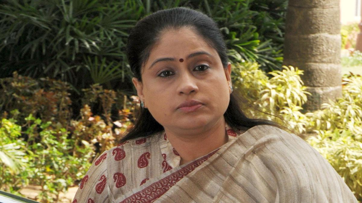 Vijayashanti rejoins BJP after 15 years