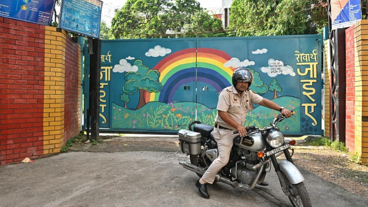 https://th-i.thgim.com/public/news/national/e3ifay/article69954552.ece/alternates/LANDSCAPE_1200/delhi%20school%20bomb%20threat%20aug%2020.jpeg