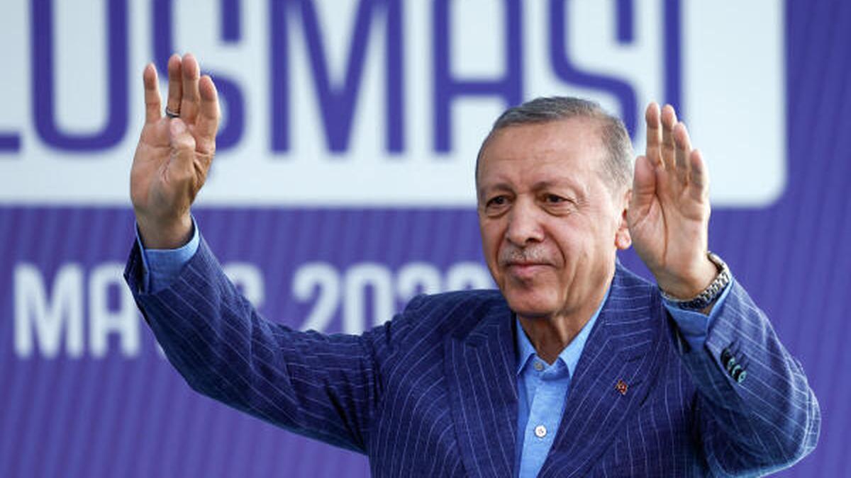 Erdogan pays homage to Islamic idol on eve of Turkey vote