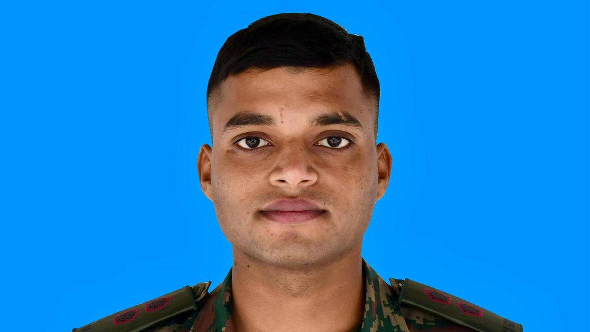 https://th-i.thgim.com/public/news/national/emrbcw/article69610743.ece/alternates/LANDSCAPE_1200/Lieutenant%20Shashank%20Tiwari.jpeg