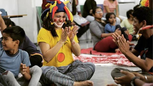 Des «clownselors» médicaux font sourire les patients pédiatriques à Delhi