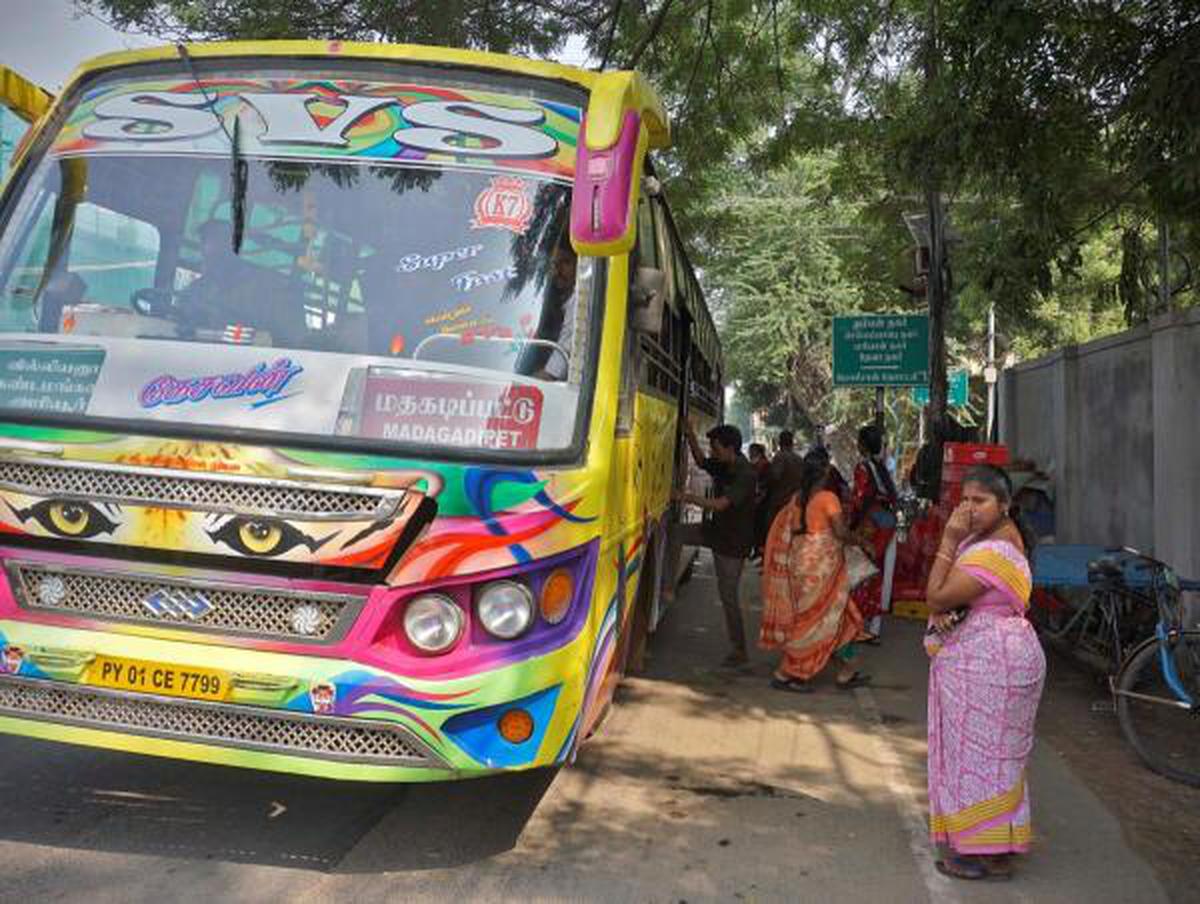 Random halt of buses in Puducherry obstructs traffic movement