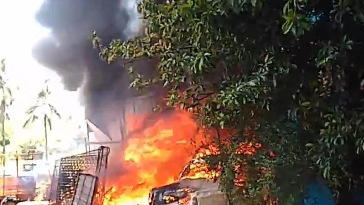 Fire destroys metal scrap and waste paper godown near Tirupattur’s Vaniyambadi; five escape unhurt