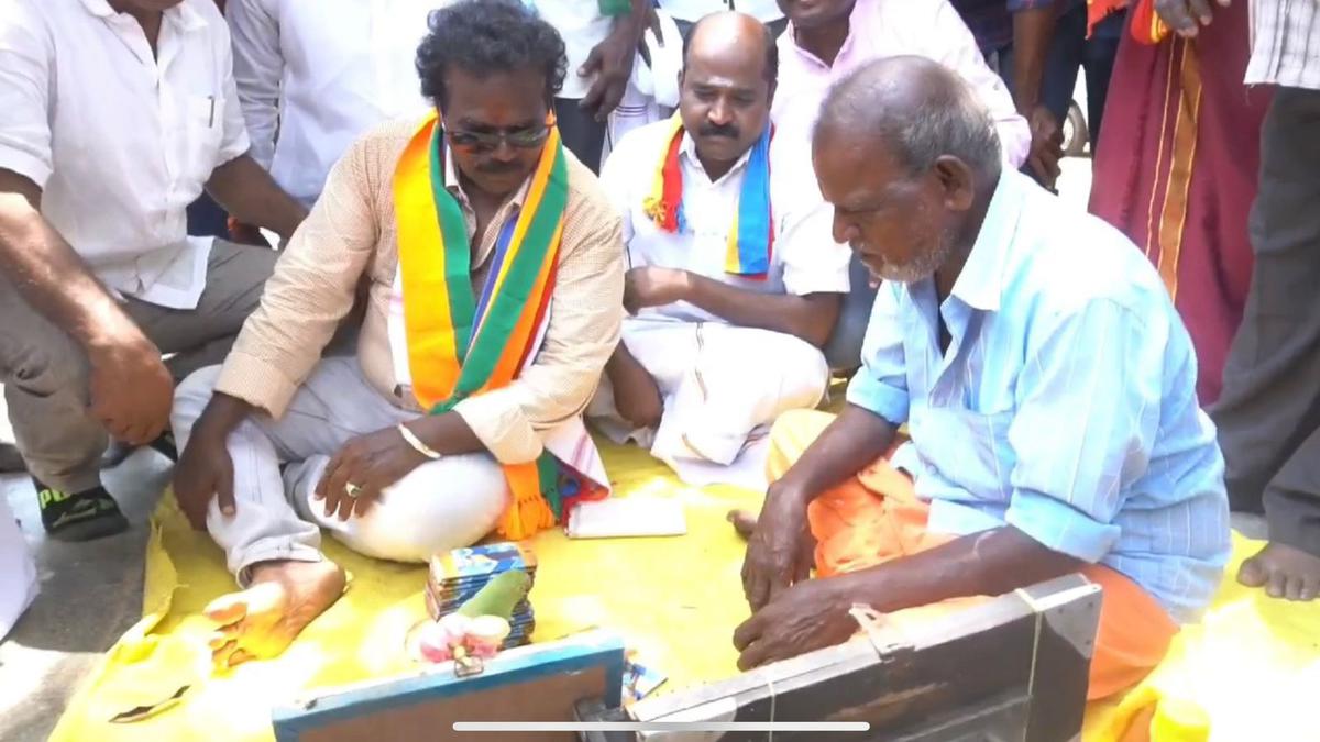 Lok Sabha polls | Fortune teller, who used parakeets to forsee victory for PMK candidate in Cuddalore, lands in trouble