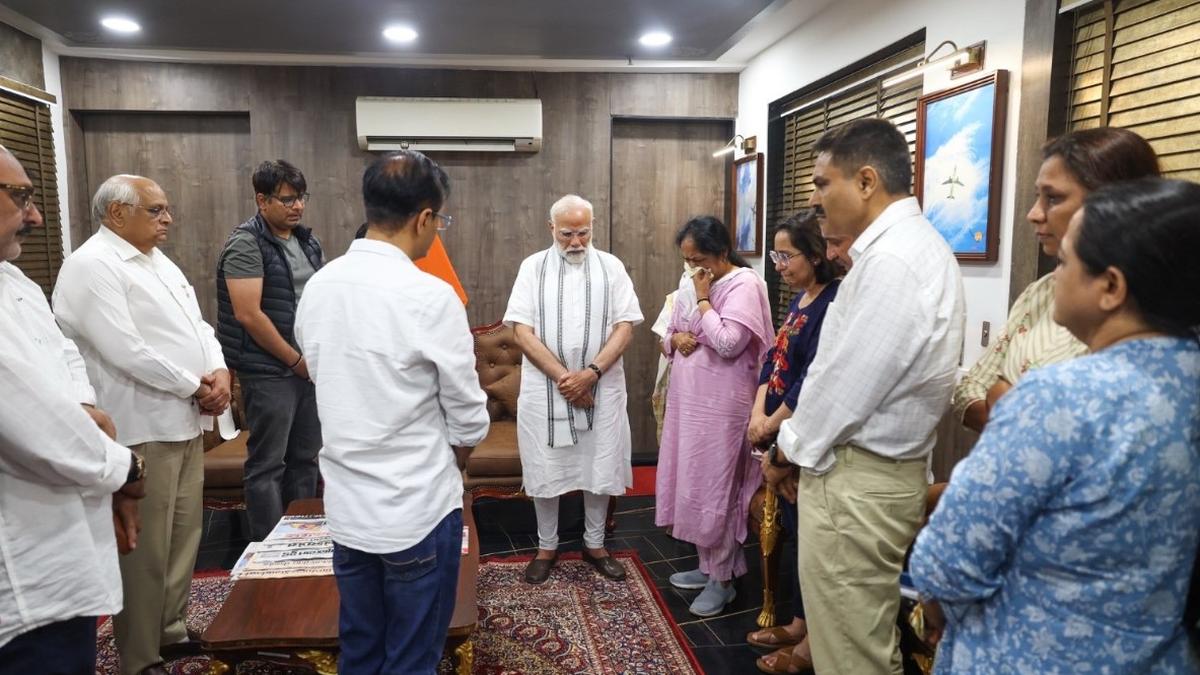 https://th-i.thgim.com/public/news/national/gujarat/uqiz4o/article69690652.ece/alternates/LANDSCAPE_1200/Modi-Rupani.jpg