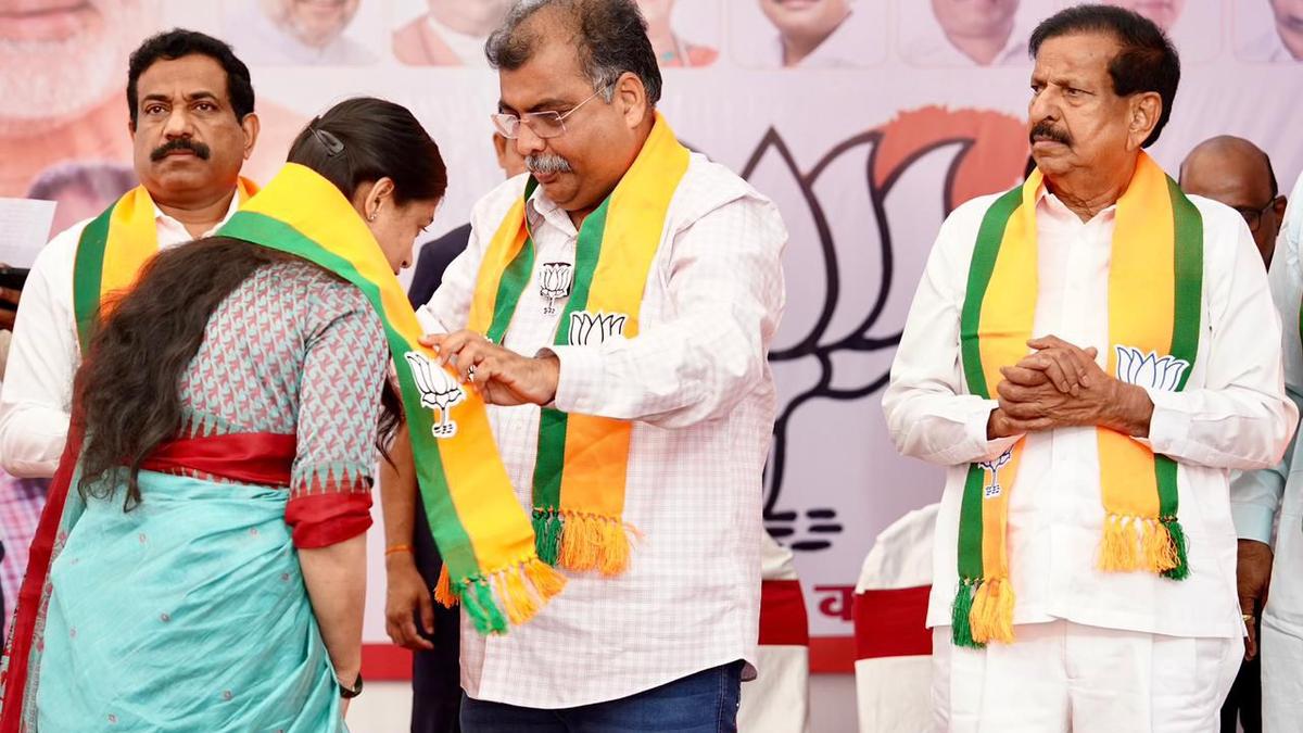 अंबरनाथमध्ये शिवसेना विरोधात, निलंबित काँग्रेस नगरसेवकांनी भाजपमध्ये प्रवेश केला