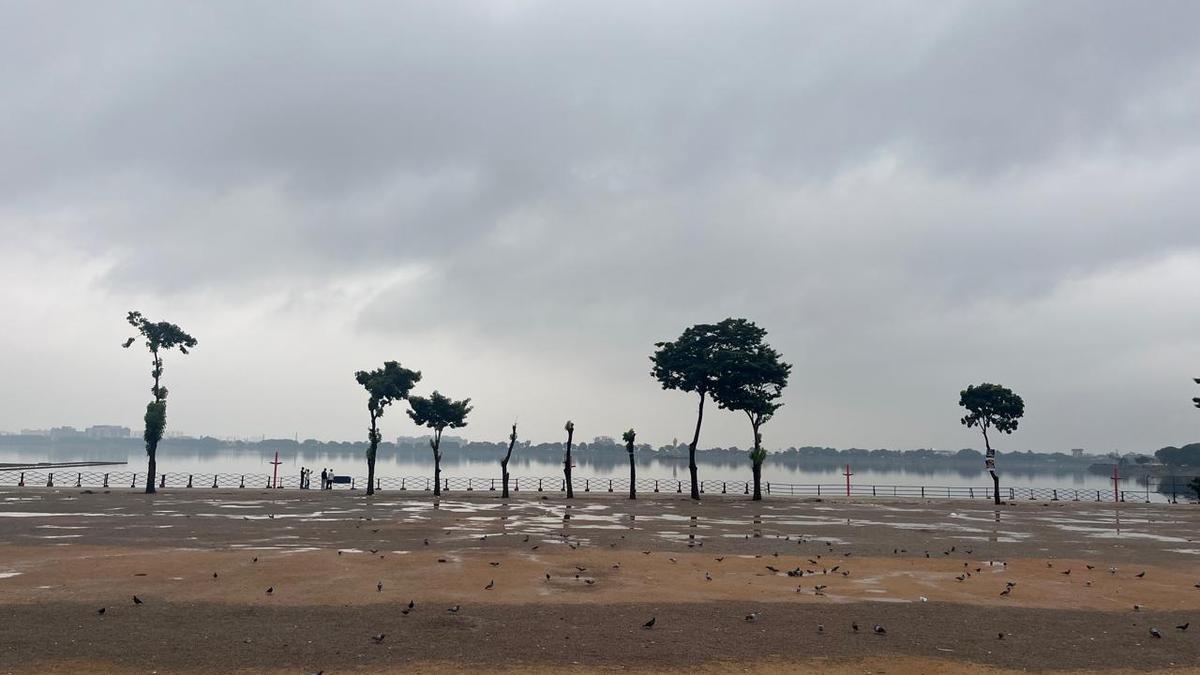 Cyclone Montha brings rainy morning to Hyderabad, IMD forecasts light to moderate rain Cyclone Montha brings rainy morning to Hyderabad, IMD forecasts light to moderate rain