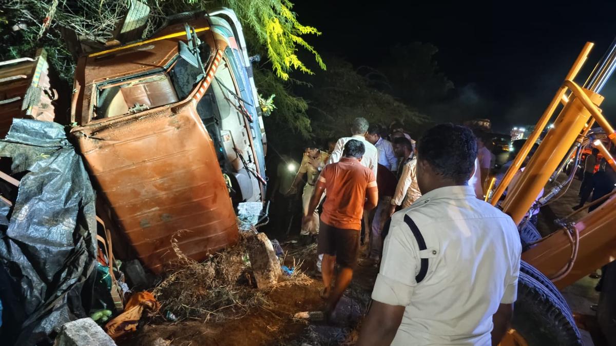 Lokesh, Jagan condole the death of farm workers in Railway Kodur road mishap