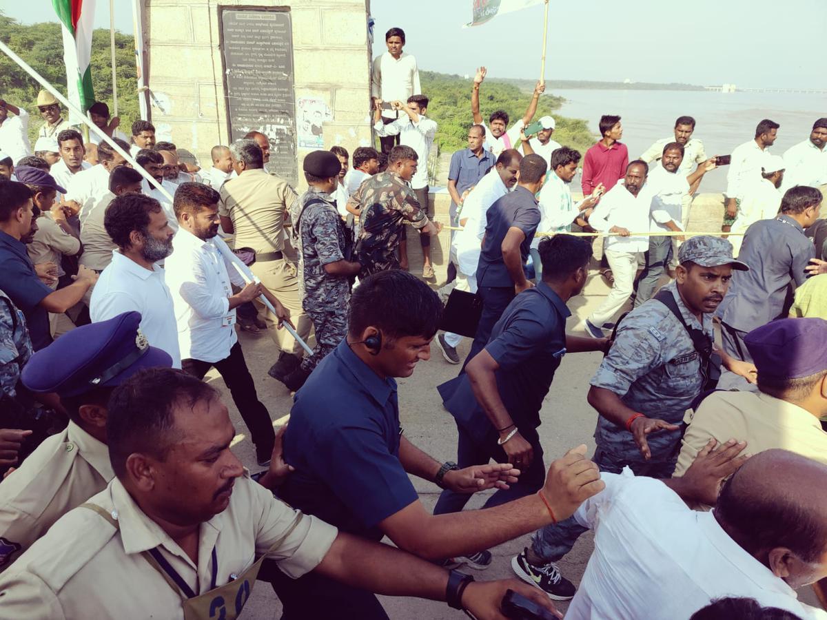 Rousing reception to Rahul Gandhi in Telangana