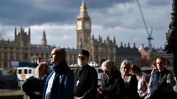 Queue to see Queen Elizabeth’s coffin reopens, wait time is over 24 hours