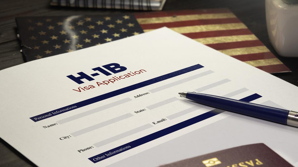 H1B Visa सिस्टम में बड़ा बदलाव: अब स्किल और सैलरी के आधार पर होगा चयन, फीस भी $1 लाख तक बढ़ी
