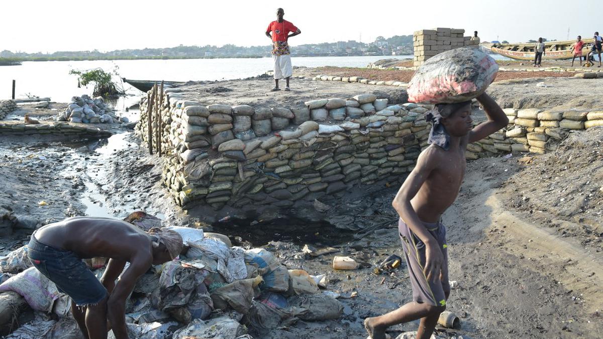 In Sierra Leone, people fight the sea to build a home
Premium