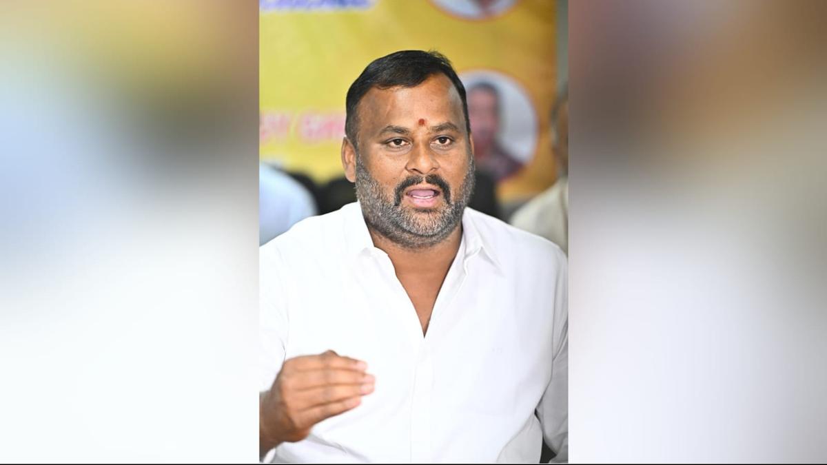 कडप्पा में नीचे लटक रहे बिजली के तारों के संपर्क में आने से एपीएसआरटीसी की बस में आग लग गई कडप्पा में नीचे लटक रहे बिजली के तारों के संपर्क में आने से एपीएसआरटीसी की बस में आग लग गई