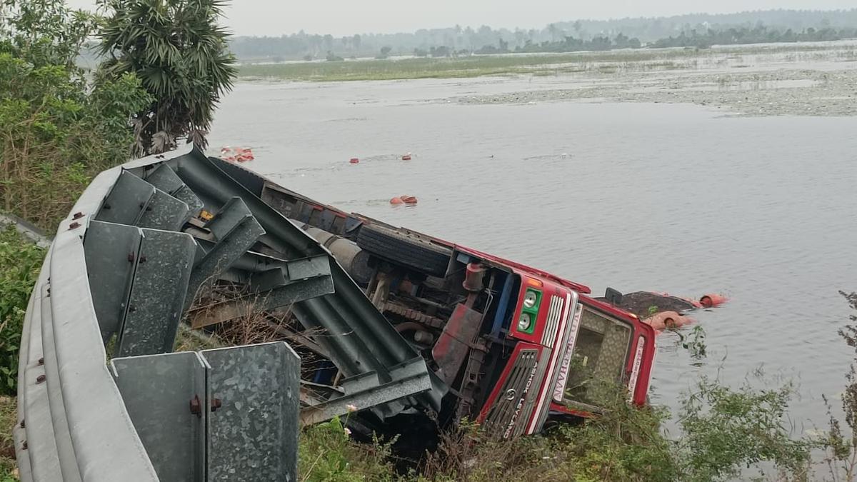 Lorry falls into lake near Cheyyar, driver rescued