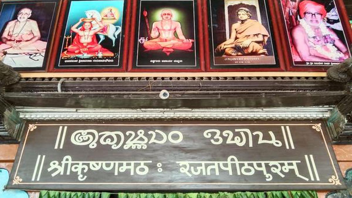 Kannada Sahitya Parishat objects to removal of Kannada board at mutt ...