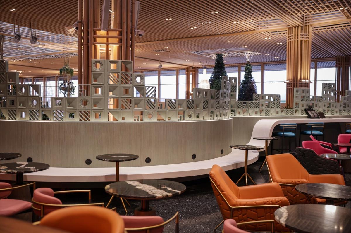 Os recursos orientados por IA são perfeitamente integrados no Portão Z para permitir navegação intuitiva, personalização e maior conveniência para os passageiros, no Aeroporto Internacional de Kempegowda, em Bengaluru.