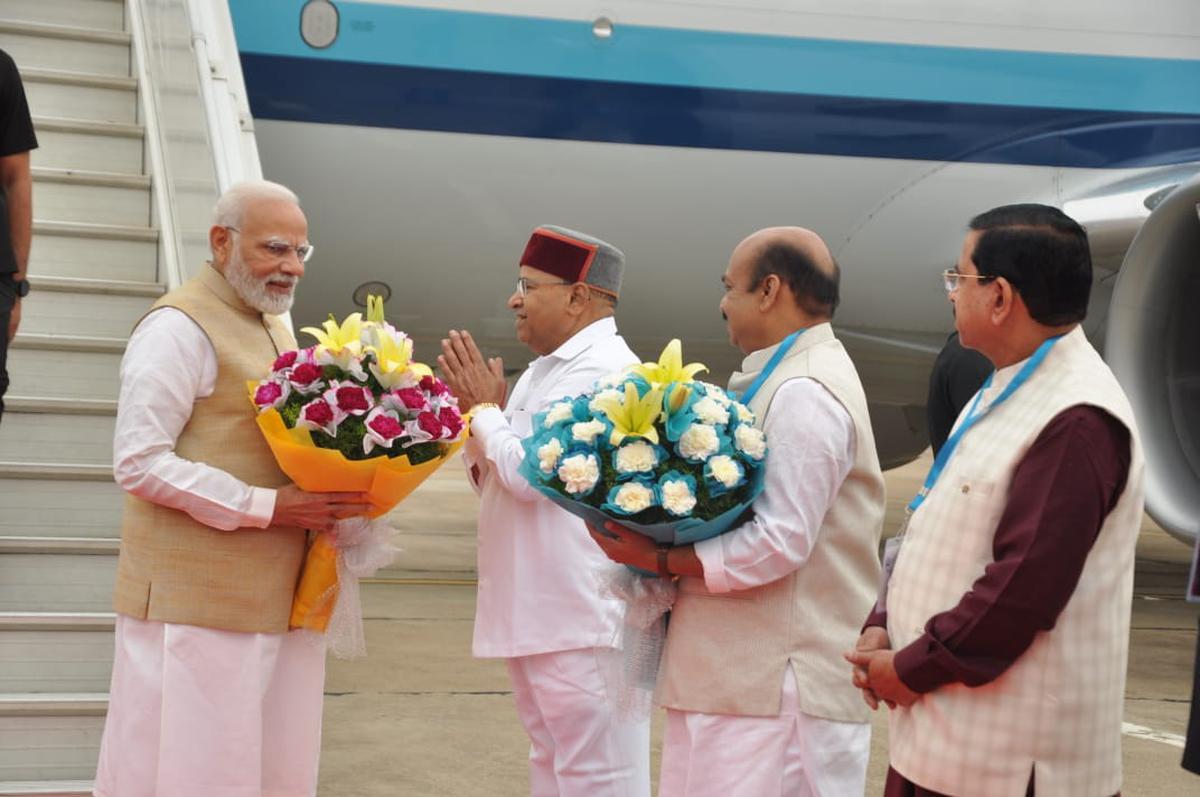 Prime Minister Narendra Modi being received by CM Basavaraj Bommai, Governor Thaawarchand Gehlot and others at HAL Airport.