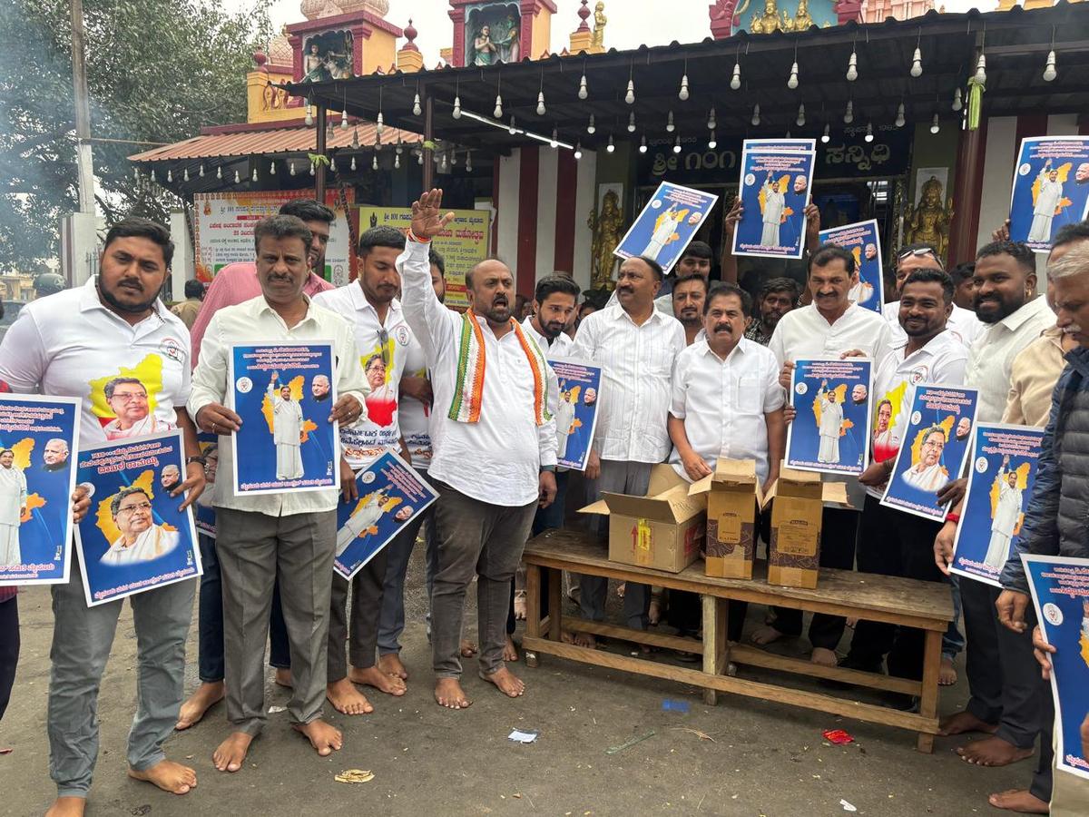 Funcionários do Congresso comemoram o marco de Siddaramaiah ao cruzar o recorde do falecido D. Devaraja Urs de ser o ministro-chefe mais antigo de Karnataka em Mysuru em 6 de janeiro de 2026. 