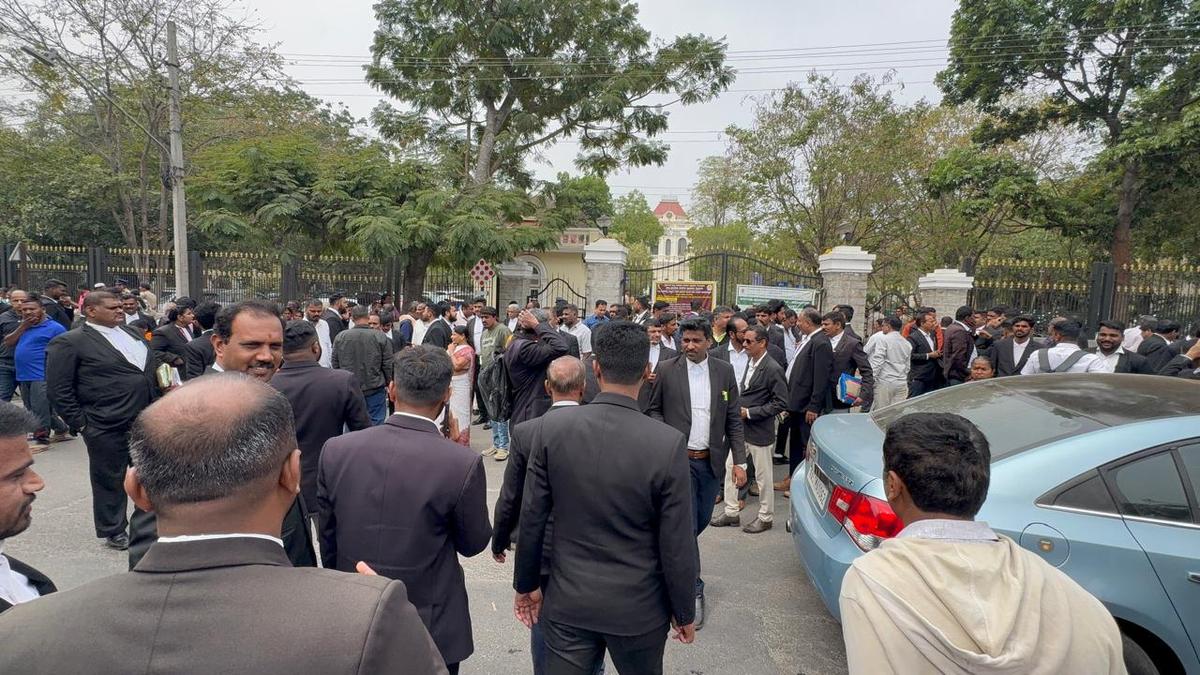 Mysuru court premises evacuated over 'bomb threat' - The Hindu