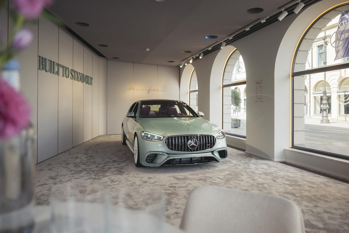 A bespoke Mercedes-AMG S 63 E Performance with a custom colour scheme is displayed at the heart of the studio. A bespoke Mercedes-AMG S 63 E Performance with a custom colour scheme is displayed at the heart of the studio.