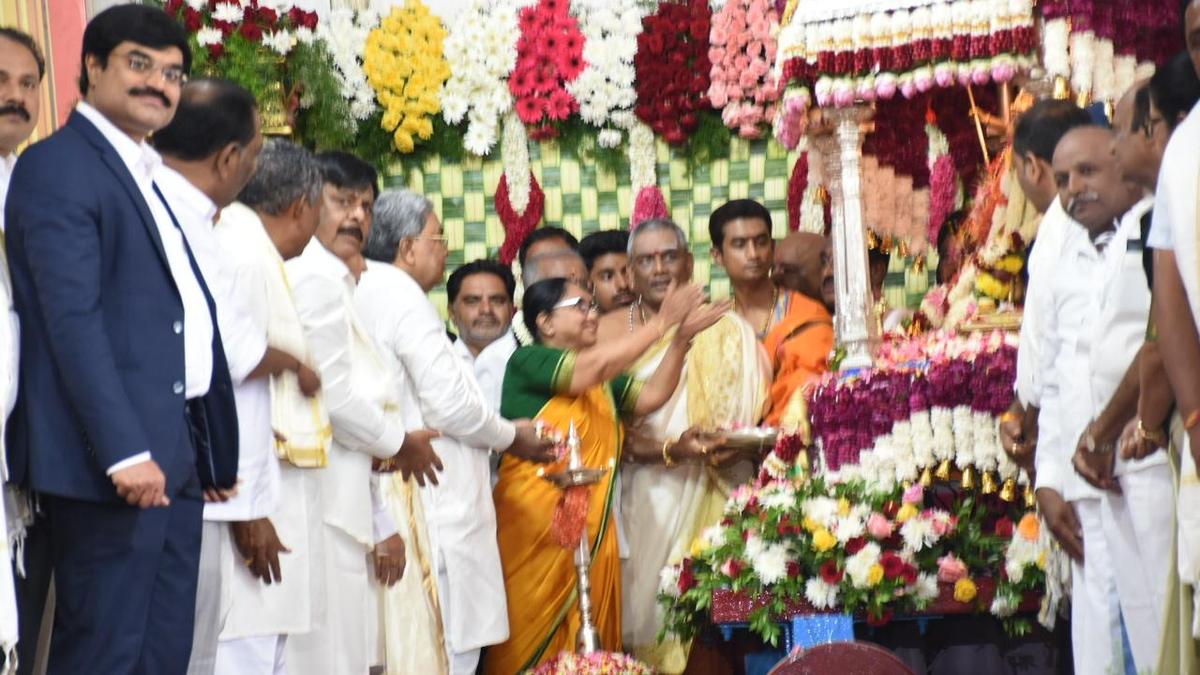 https://th-i.thgim.com/public/news/national/karnataka/5az33j/article70079909.ece/alternates/LANDSCAPE_1200/Mysuru%20Dasara%20flowers%20on%20goddess.jpeg